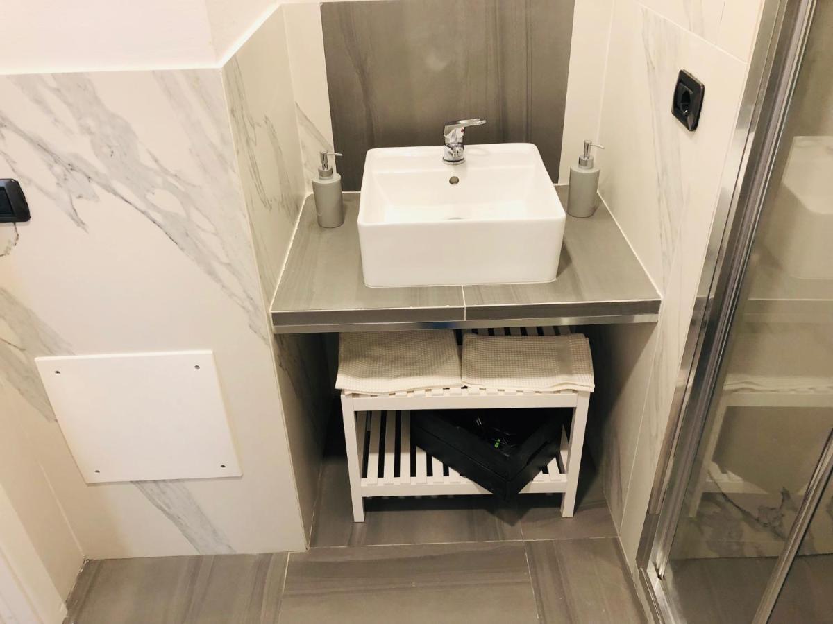 Domus Studio 25 Bed & Breakfast Наполи Екстериор снимка